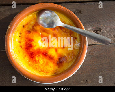 Crema Catalana - Crème Brûlée mit Karamell Kruste Stockfoto