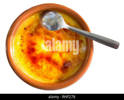 Crema Catalana - Crème Brûlée mit Karamell Kruste. Auf weissem Hintergrund Stockfoto