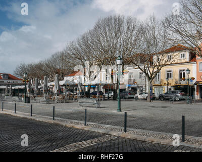 Mafra, Portugal - Feb 2, 2019: Central Square in Mafra, Portugal mit Cafés und Restaurants. Stockfoto