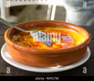 Crème brûlée Dessert bekannt als Gebrannte Creme mit Karamell Kruste in Ton serviert. Stockfoto