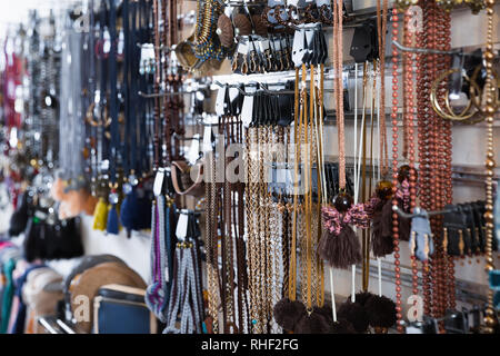 Bild von farbigen Schmuck hängen auf dem Stand in den Store Stockfoto