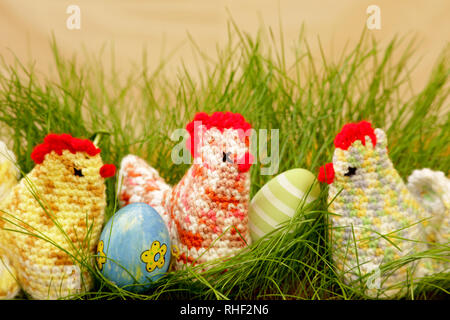 Hühner im osternest von Gras mit eastereggs Stockfoto