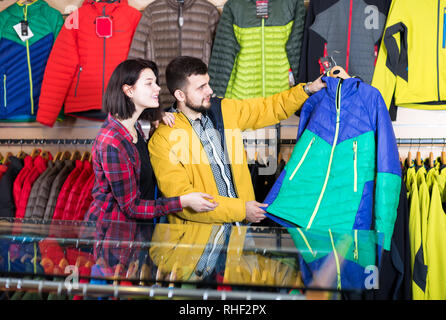 Paar kauft Sport Jacke in einem Bekleidungsgeschäft Stockfoto