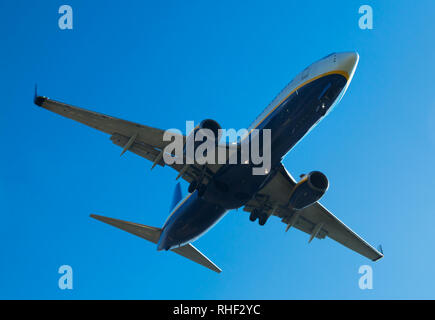 Geräumige Passagierflugzeug im Himmel nach Reiseziel fliegen Stockfoto