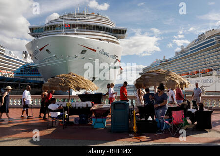 Kreuzfahrtschiffe angedockt an der Wasserfront, im alten San Juan, Puerto Rico Stockfoto