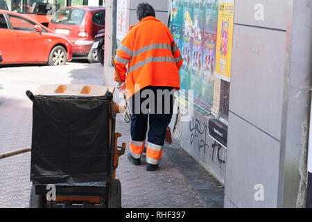 Frau Reinigung der Straßen. ** Arbeiter auf Pflicht. Stockfoto