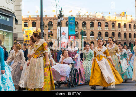 Fallas Feier, kleine Mädchen Kleider traditionell, 'Fallleras infantiles". Feier zum Gedenken an den Heiligen Josef statt. Falleras. Stockfoto