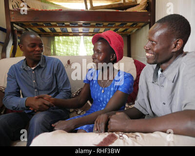 Kenia - Foto von Sean Sprague Besuch 'Elizabeth' 38, Mutter von vier Kindern, und ihre Gesundheit Arbeiter Geoffrey Joseph Mwaura. Mathare Slum, Nairobi. Stockfoto