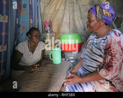 Kenia - Foto von Sean Sprague Besuch 'Annabel' 42 HIV+, und hat drei Kinder, Mathare Slum, Nairobi. Hier mit ihrer Sozialarbeiterin Rose Mwikali. Stockfoto