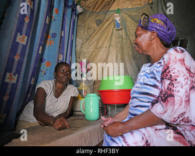 Kenia - Foto von Sean Sprague Besuch 'Annabel' 42 HIV+, und hat drei Kinder, Mathare Slum, Nairobi. Hier mit ihrer Sozialarbeiterin Rose Mwikali. Stockfoto