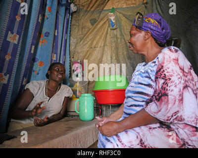 Kenia - Foto von Sean Sprague Besuch 'Annabel' 42 HIV+, und hat drei Kinder, Mathare Slum, Nairobi. Hier mit ihrer Sozialarbeiterin Rose Mwikali. Stockfoto