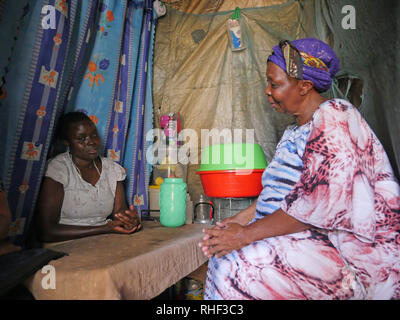 Kenia - Foto von Sean Sprague Besuch 'Annabel' 42 HIV+, und hat drei Kinder, Mathare Slum, Nairobi. Hier mit ihrer Sozialarbeiterin Rose Mwikali. Stockfoto