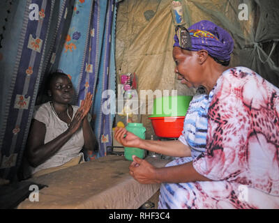 Kenia - Foto von Sean Sprague Besuch 'Annabel' 42 HIV+, und hat drei Kinder, Mathare Slum, Nairobi. Hier mit ihrer Sozialarbeiterin Rose Mwikali. Stockfoto