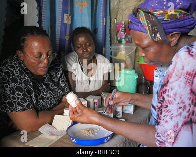 Kenia - Foto von Sean Sprague Besuch 'Annabel', die HIV+ ist, Mathare Slum, Nairobi. Hier mit ihrer Sozialarbeiterin Rose Mwikali (rechts) und Alice Njoroge gesehen, Geschäftsführer der Östlichen Dekanat Community-Based Health Care und AIDS Relief Program, (links). Stockfoto