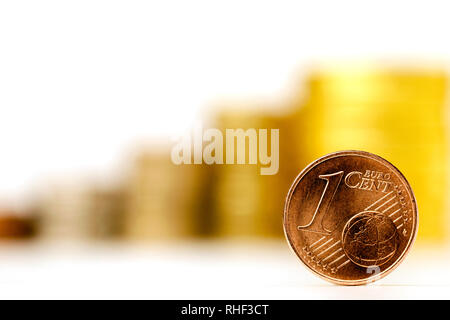 Nahaufnahme von einem cent Euro Münze mit unscharfen Geld auf dem weißen Hintergrund Stockfoto