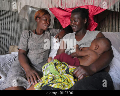 Kenia - Foto von Sean Sprague Besuchen 'Maria' HIV+ und ihr Baby, das HIV ist -. Der Community Based Health Worker, der Besuch ist Beatrice Omollo (links). Stockfoto