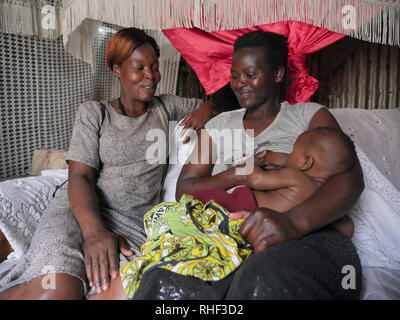 Kenia - Foto von Sean Sprague Besuchen 'Maria' HIV+ und ihr Baby, das HIV ist -. Der Community Based Health Worker, der Besuch ist Beatrice Omollo (links). Stockfoto