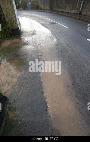 Burst Wasserleitung (Rohr) in der Hauptstraße Stockfoto