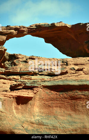 Kleine Brücke aus Stein im Wadi Rum Wüste. Der geschützte Bereich als Weltkulturerbe von der UNESCO, Jordanien Stockfoto