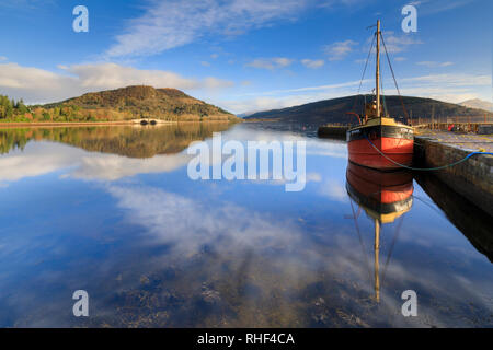 Reflexionen in Inveraray Hafen mit Dun Na Cuaiche in der Ferne. Stockfoto