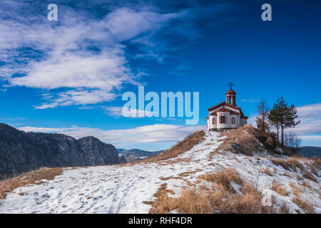 Kapelle im Winter Rhodope Berg in Bulgarien Stockfoto