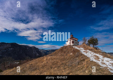 Kapelle im Winter Rhodope Berg in Bulgarien Stockfoto