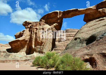 Um Fruth steinerne Brücke in Wadi Rum Wüste. Der geschützte Bereich als Weltkulturerbe von der UNESCO, Jordanien Stockfoto