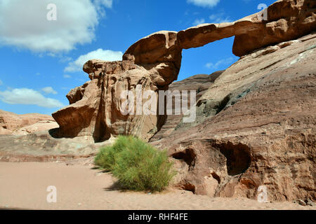 Um Fruth steinerne Brücke in Wadi Rum Wüste. Der geschützte Bereich als Weltkulturerbe von der UNESCO, Jordanien Stockfoto