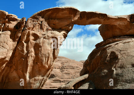 Um Fruth steinerne Brücke in Wadi Rum Wüste. Der geschützte Bereich als Weltkulturerbe von der UNESCO, Jordanien Stockfoto