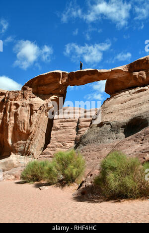 Um Fruth steinerne Brücke in Wadi Rum Wüste. Der geschützte Bereich als Weltkulturerbe von der UNESCO, Jordanien Stockfoto