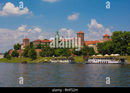 Krakau, Polen - 10. Juli 2018. Eine Touristische boote außerhalb der Wawel Burg auf die Weichsel. Der Glockenturm der Kathedrale auf dem Wawel können auch gesehen werden. Stockfoto