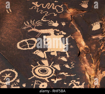 Petroglyphen von Newspaper Rock in UT 211 in der Nähe von Monticello in Utah, USA Stockfoto