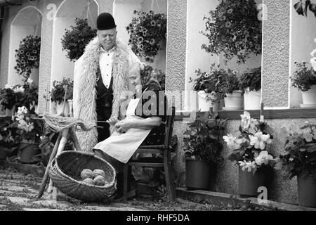 Porträt einer rumänischen traditionellen sehr altes Ehepaar auf Land. Konzentrieren Sie sich auf den Korb-Kugeln. Sehen Sie mehr Bilder mit ihnen. Stockfoto