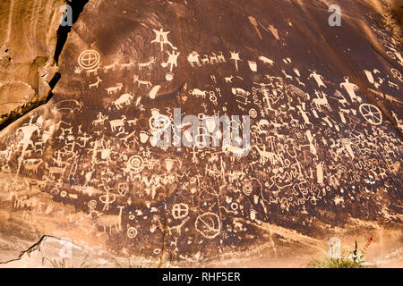 Petroglyphen von Newspaper Rock in UT 211 in der Nähe von Monticello in Utah, USA Stockfoto