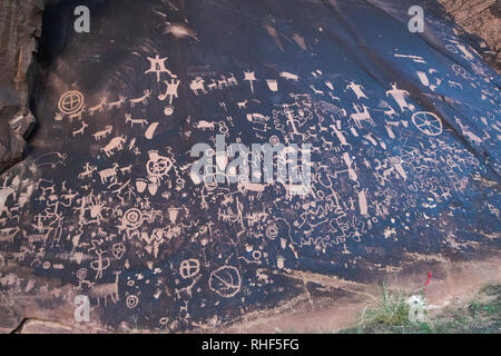 Petroglyphen von Newspaper Rock in UT 211 in der Nähe von Monticello in Utah, USA Stockfoto