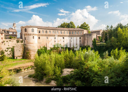 Die "Ucal Palace' von Urbania (Marche, Italien) über den Fluss Metauro Stockfoto