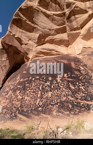 Petroglyphen von Newspaper Rock in UT 211 in der Nähe von Monticello in Utah, USA Stockfoto