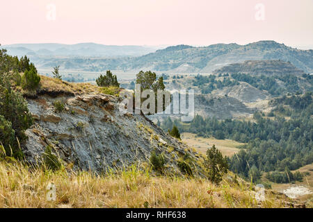 Rauch von Waldbränden in Montana verschleiert den Blick in Theodore Roosevelt National Park, North Dakota Stockfoto