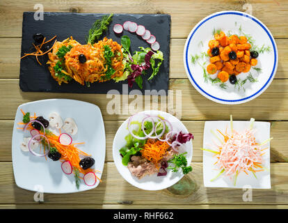 Das gesunde Essen. Satz von verschiedenen Gerichten aus Karotten auf hölzernen Hintergrund serviert. Stockfoto