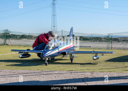 RC Modell Aermacchi MB339 Turbine mit Pilot powered Stockfoto