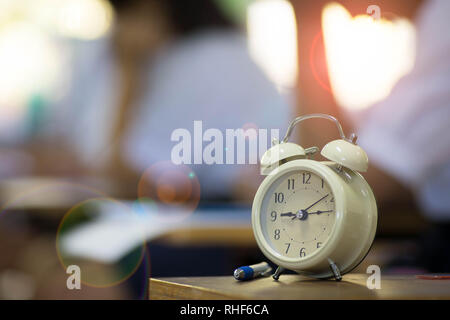 Die Uhr wird verwendet, um die Zeit, die Studenten Prüfung im Klassenzimmer zu sehen. Stockfoto