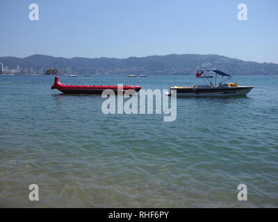 Zwei Motorboote zum Angeln und touristische Ausflüge bucht des Pazifischen Ozeans Landschaft in Acapulco in Mexiko benutzt Stockfoto
