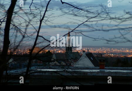 AJAXNETPHOTO. 2006. LOUVECIENNES, Frankreich. - Dorfzentrum - BLICK NACH NORDEN VON NORDEN NACH WESTEN RICHTUNG DAS DORF KIRCHE - EGLISE SAINT-MARTIN-und CROISSY-SUR-SEINE UND LE VESINET DURCH BELEUCHTET DIE UNTERGEHENDE SONNE, IN DER NÄHE DER RUE MARECHAL JOFFRE DARÜBER HINAUS. Eine Szene gesehen, die von 19. Jahrhundert impressionistische Künstler, die in der gelebten und besuchte die Gegend. Foto: Jonathan Eastland/AJAX REF: D 62903 776 Stockfoto