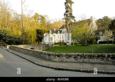 AJAXNETPHOTO. APRIL 2008.- LOUVECIENNES, Frankreich. Szene GEGENSTAND EINER ANSICHT GEMALT VON JEANNE BAUDOT 1877 - 1957 - "LE CHATEAU DU PONT EN HIVER, EFFET DE NEIGE, 1948. 'BRIDGE HOUSE IN WINTER, WIRKUNG VON SCHNEE. Foto: Jonathan Eastland/AJAX REF: DP 81504 206 Stockfoto