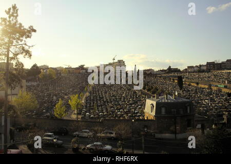 AJAXNETPHOTO. PUTEAUX, Paris, Frankreich, GRABSTÄTTE - PUTEAUX PUTEAUX CIMITIERE ANCIEN (alter Friedhof) ZWISCHEN UND SURESNES PUTEAUX HALBIERT DURCH DIE D104. Foto: Jonathan Eastland/AJAX REF: DP 81504 245 Stockfoto