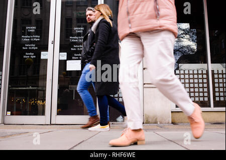 Fußgänger vorbei an einem geschlossenen Restaurant an der Great Portland Street in Central London. Immobilien Beratung der Altus Gruppe warnte im vergangenen Monat, dass es mehr als 23.000 Geschäfte in Großbritannien im Jahr 2019 zu schließen, was ein noch schlechteres Jahr für Großbritannien kämpfen hohe Straßen als 2018. Letztes Jahr war eine Krise für die britischen Einzelhändler, durch die Zurückhaltung der Konsumenten, steigende Preise und die Herausforderung der online Riesen wie Amazon und niedrigere Preise anbieten und die Kundenfrequenz. Stockfoto