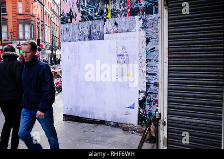 Fußgänger vorbei an Stillgelegten Stores in Soho in London. Immobilien Beratung der Altus Gruppe warnte im vergangenen Monat, dass es mehr als 23.000 Geschäfte in Großbritannien im Jahr 2019 zu schließen, was ein noch schlechteres Jahr für Großbritannien kämpfen hohe Straßen als 2018. Letztes Jahr war eine Krise für die britischen Einzelhändler, durch die Zurückhaltung der Konsumenten, steigende Preise und die Herausforderung der online Riesen wie Amazon und niedrigere Preise anbieten und die Kundenfrequenz. Stockfoto