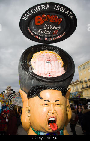 VIAREGGIO ITALIEN - Februar 4: Kim Jong Il nordkoreanischer Führer und Donald Trump Parodie auf allegorische Wagen während des Karnevals von Viareggio, Italien auf dem 4 t Stockfoto