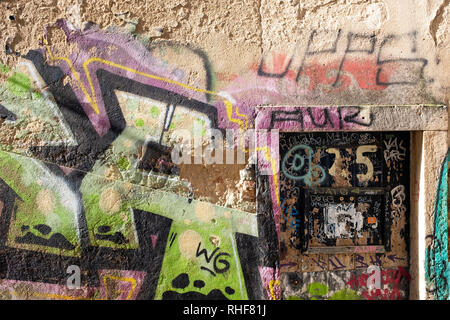 GRAFFITI STREET ART AUF EINE TÜR UND WAND mit traditionellen SATZ STRASSE SCHRITTE - LISSABON PORTUGAL Stockfoto