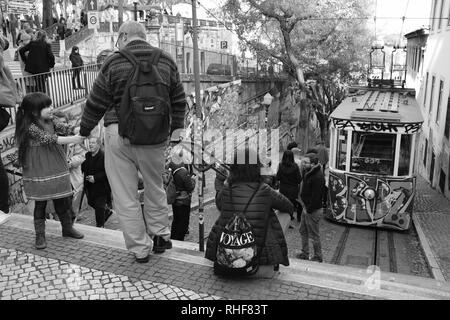 Straßenbahnen absteigend hinunter einen steilen Abhang neben traditionelle Häuser Stockfoto